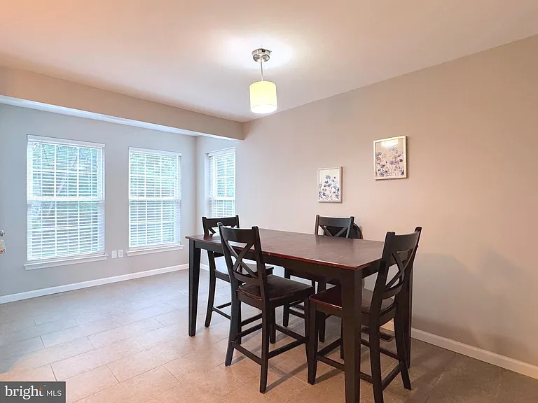 354 N Barrington Ct — Photo 8