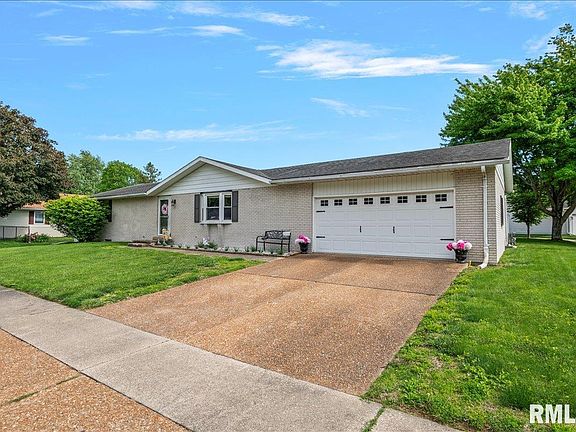 3rd image of 204 Buckhorn Dr