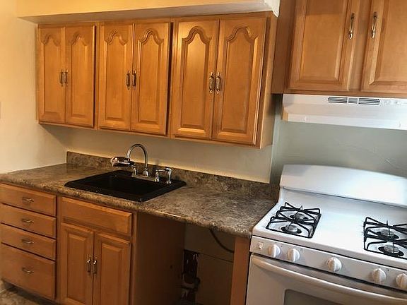4th image of 94 Parkway N #1