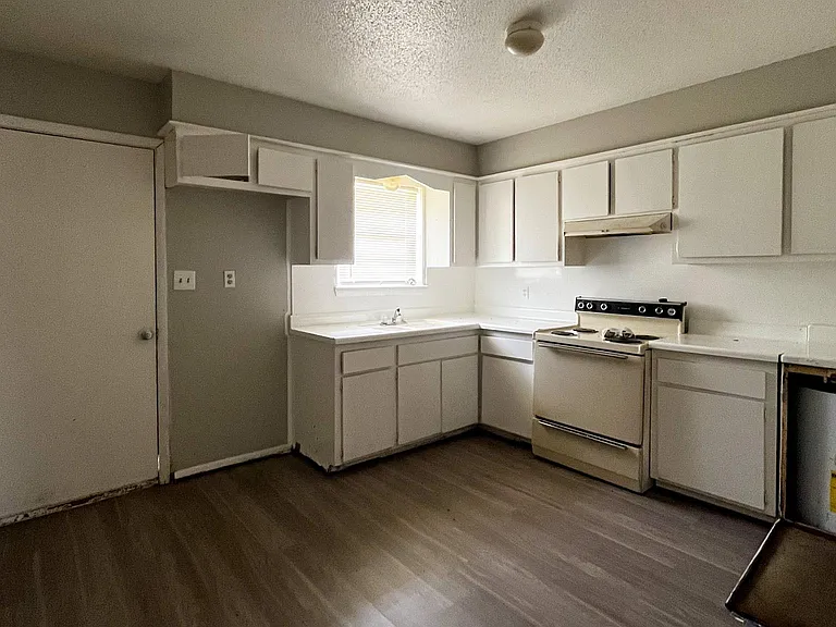 2024 Julie Dr — Photo 2