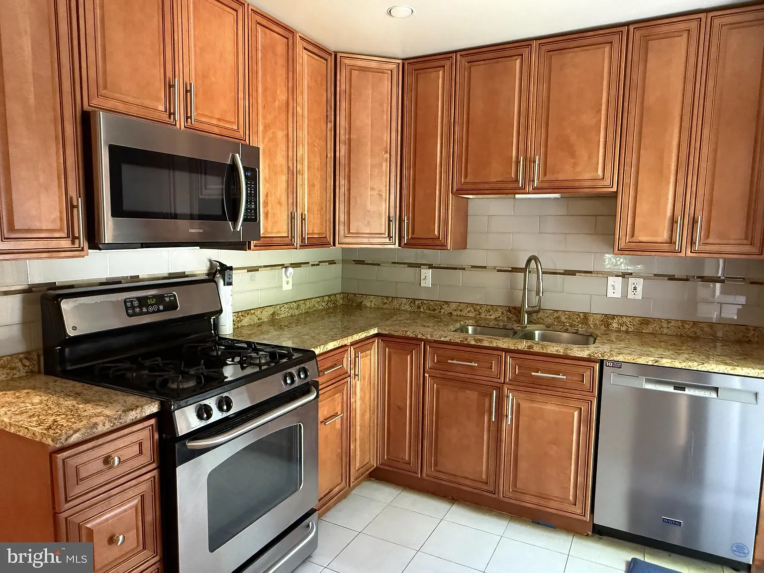 3 bed, 2.5 bath, 1408 sqft, $3,200 — Photo 4