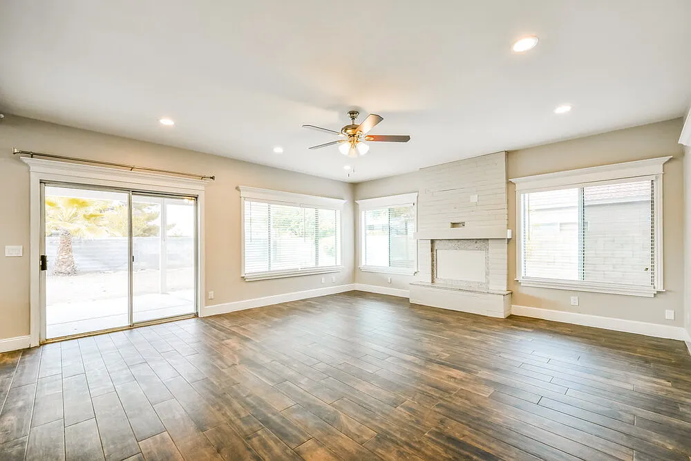 5 bed, 3.0 bath, 2330 sqft, $3,015 — Photo 4