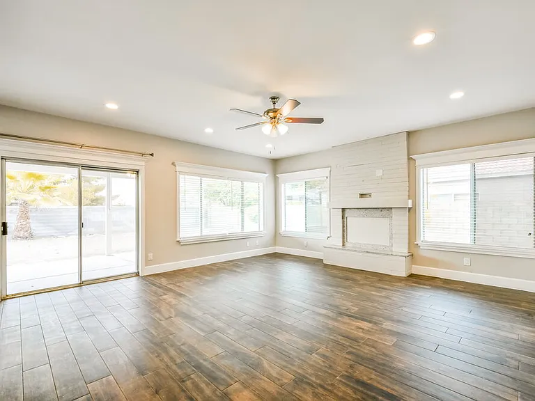 1297 E Tradewind Dr — Photo 4