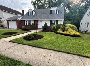 4 Chaffee Ave, Albertson, NY 11507