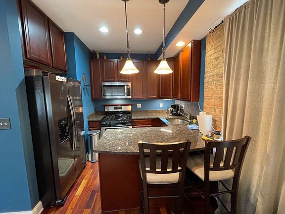 2nd image of 6414 N Hoyne Ave APT 2E