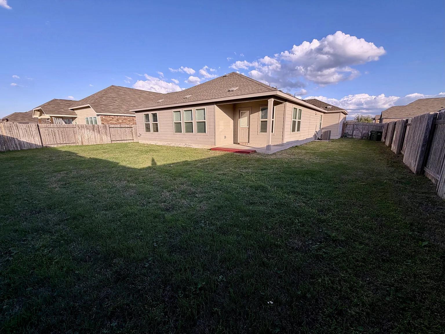 4 bed, 2298 sqft, $2,400 — Photo 2