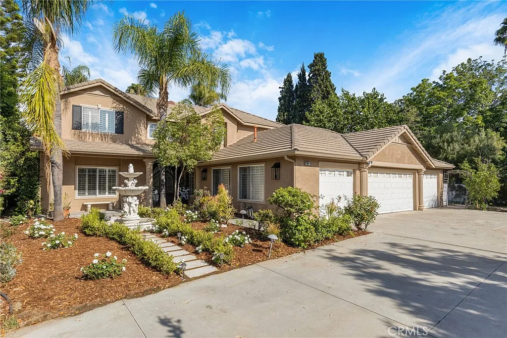 5 bed, 3.5 bath, 2816 sqft, $8,995 — Photo 2