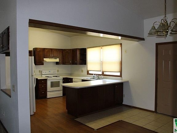5th image of 724 E 22nd St