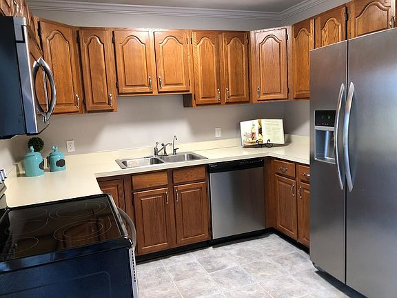 3rd image of 553 Meadow Ln