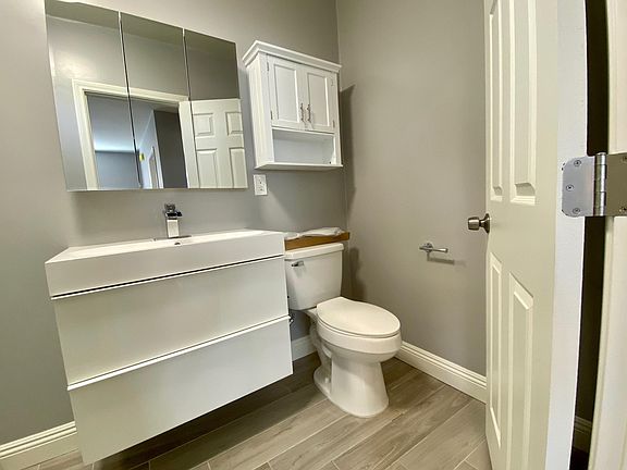 5th image of 6639 Gloria Ave