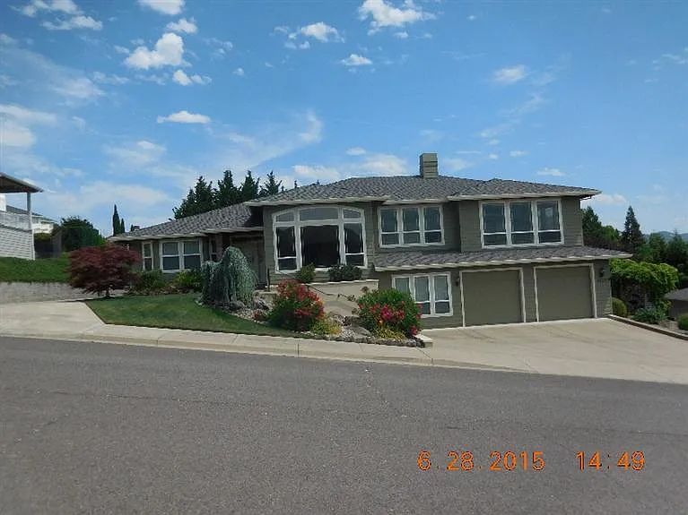 1570 Upland Pl photo 1