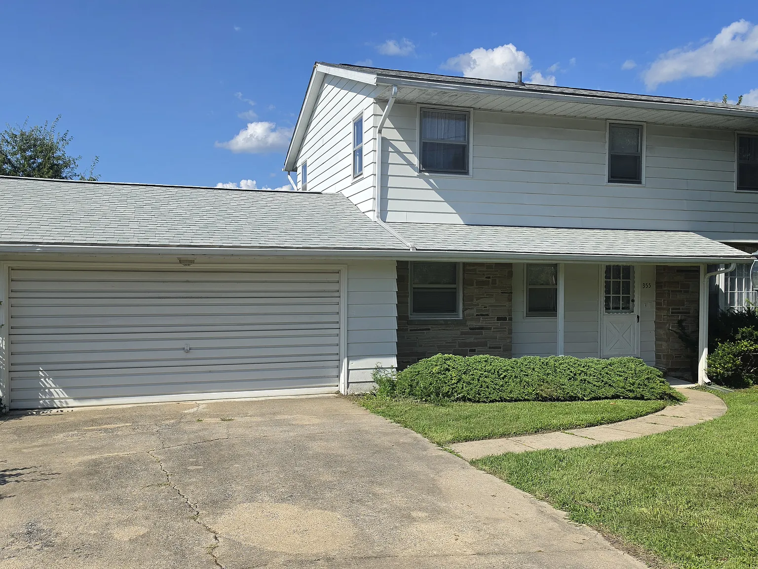 4 bed, 2200 sqft, $2,400 — Photo 1