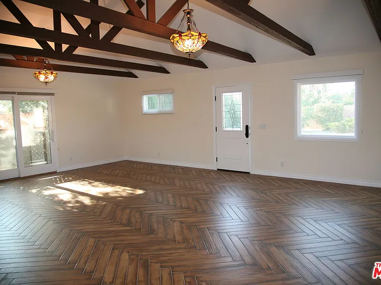 6621 N Nagle Ave — Photo 2