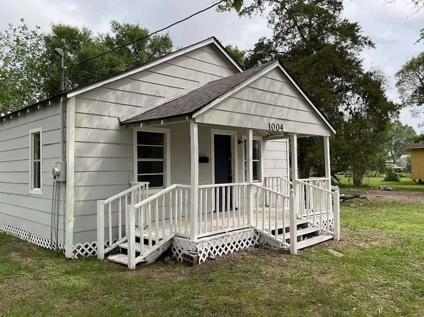 1004 Harlem St, El Campo, TX 77437