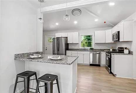 2nd image of 872 Glenway Dr