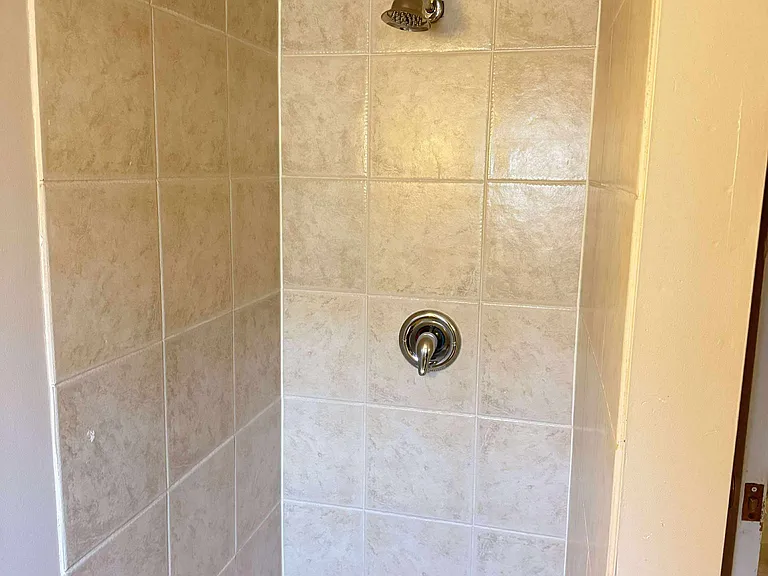 130 Saint Paul Cres E #1 — Photo 14
