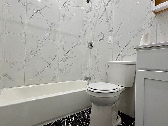 4th image of 300 Van Buren St #4
