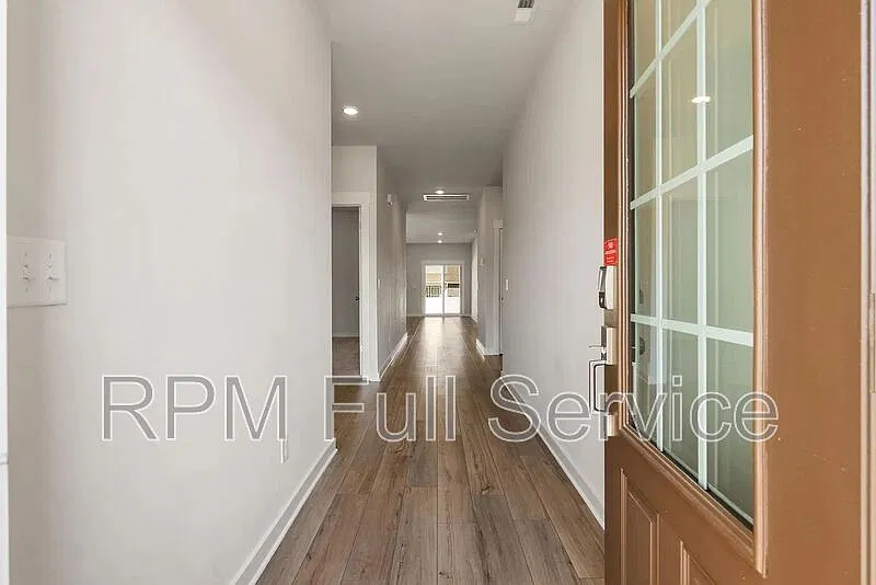 3 bed, 2.0 bath, 1673 sqft, $2,050 — Photo 3