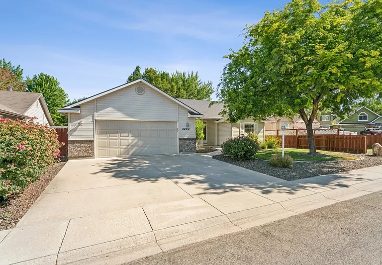 8284 W Galactic Ct — Photo 2