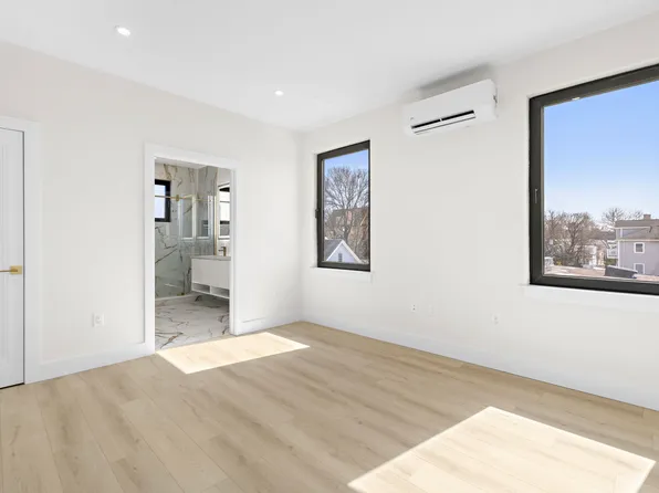 4525 Bergenwood Avenue image 32 of 74