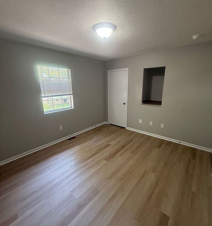 1st image of 31 Hurley St #17