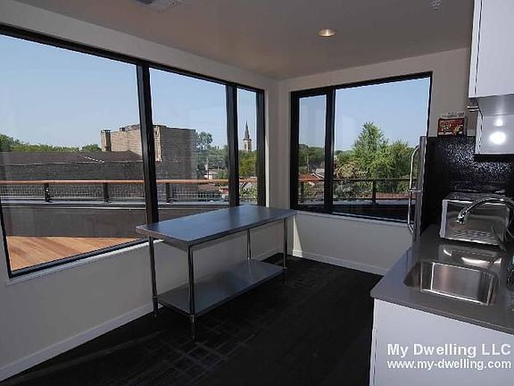 4th image of 2440 S Kinnickinnic Ave APT 202