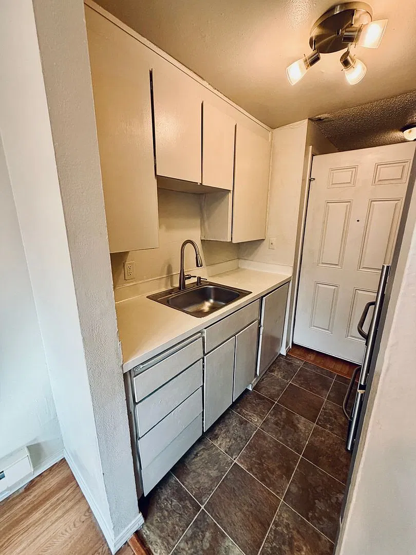 Admirals Apartments — Photo 3