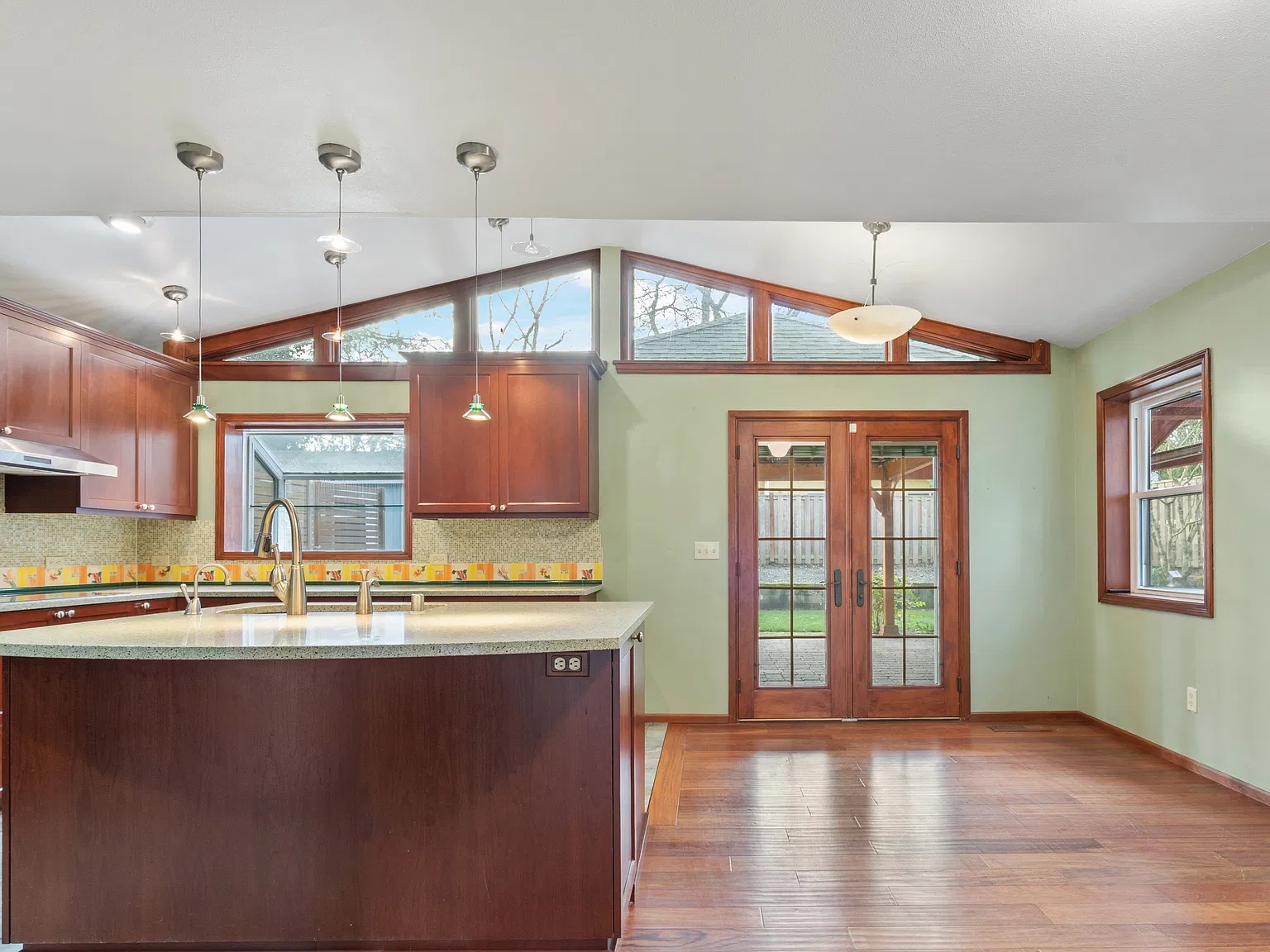 5 bed, 2000 sqft, $4,400 — Photo 4