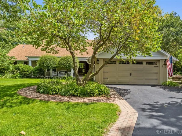 301 Country Club Pl, Geneva, IL 60134