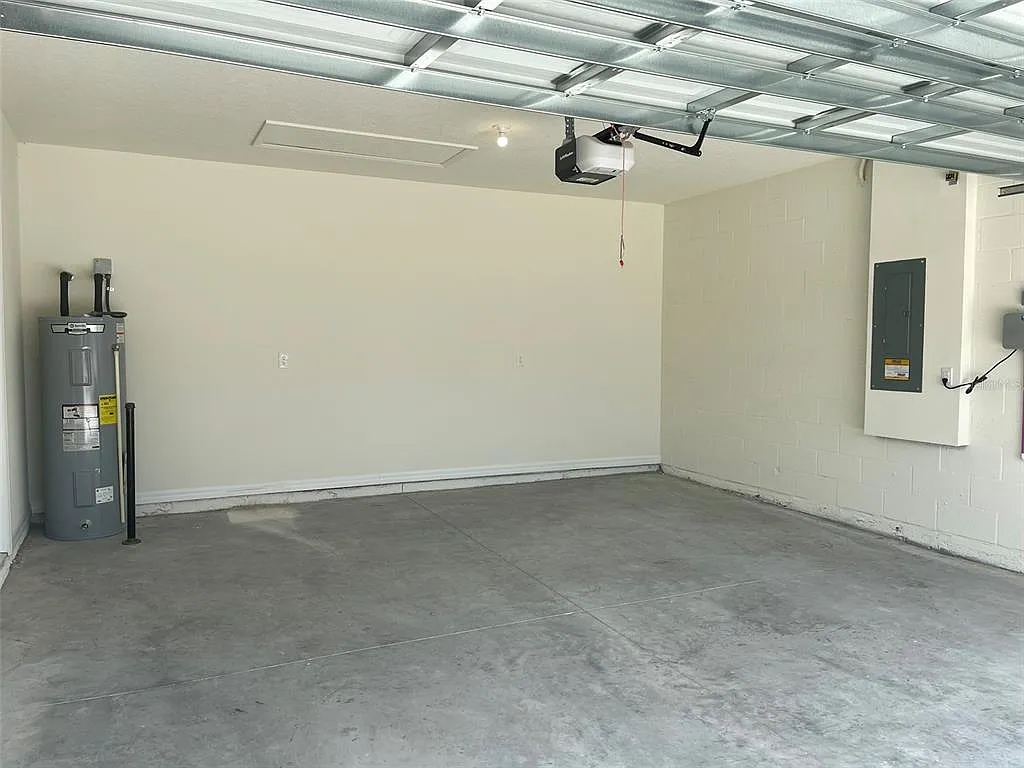 3 bed, 2.0 bath, 1504 sqft, $2,300 — Photo 2