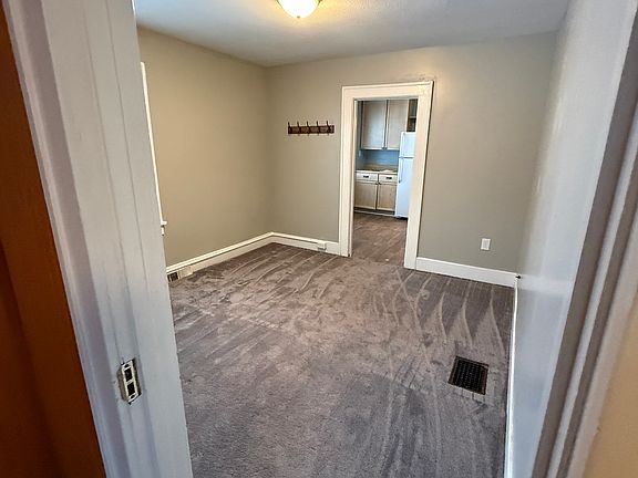 5th image of 812 Clay St APT B