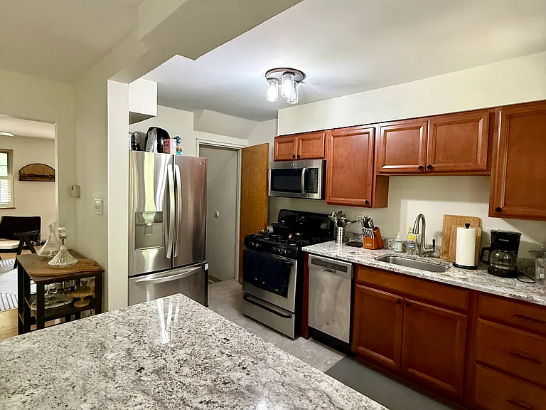 1802 Kings Ct #B — Photo 6