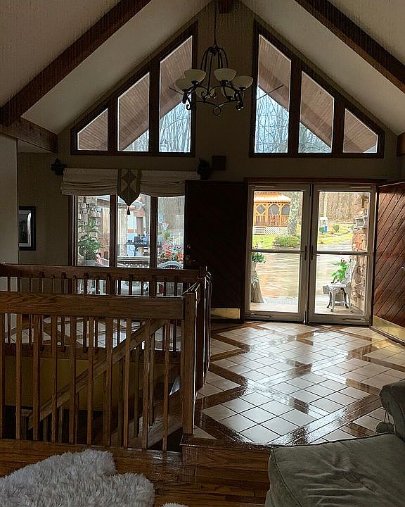 Great room entry plnty wndws