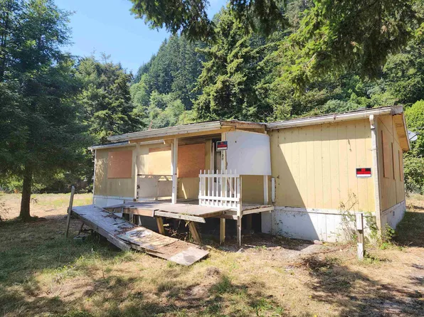 130 Silverside Cir, Klamath, CA 95548
