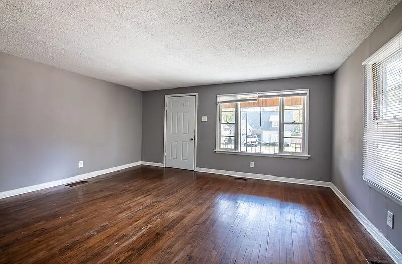 3 bed, 1.0 bath, 1218 sqft, $1,110 — Photo 2