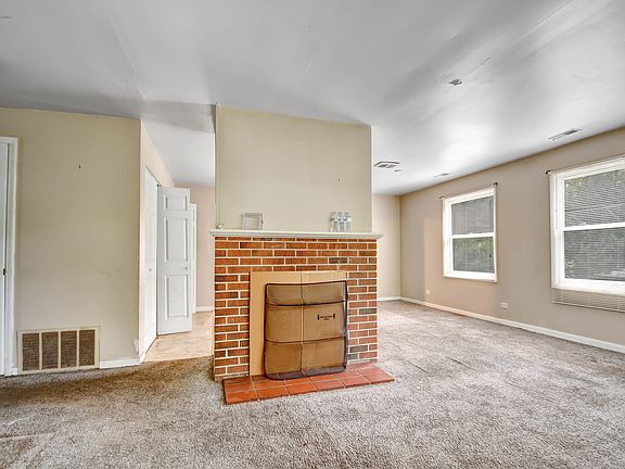 3rd image of 318 Shabbona Dr