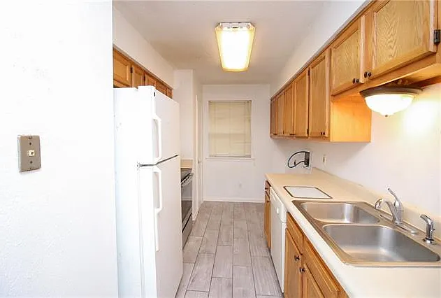 2 bed, 1.5 bath, 982 sqft, $1,400 — Photo 3