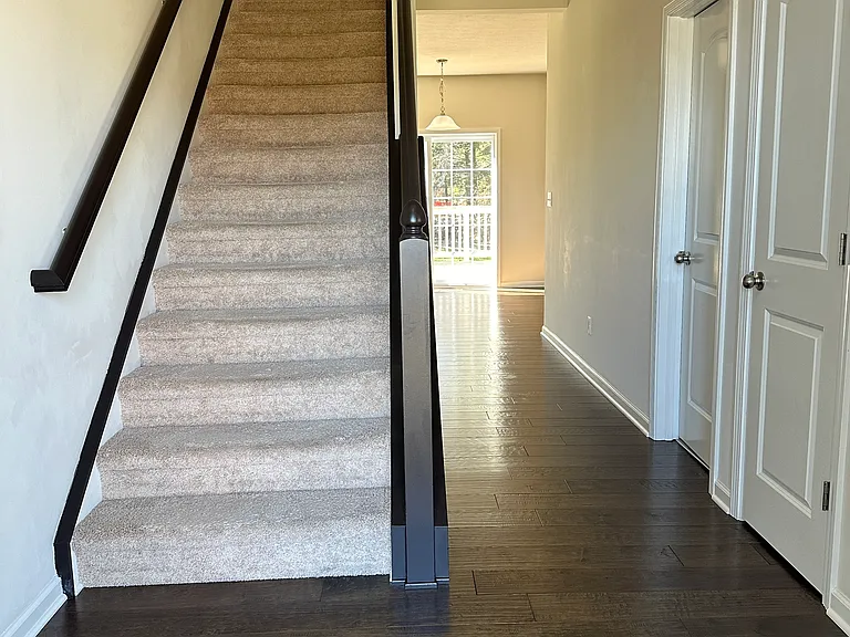 716 Yorkshire Dr — Photo 2