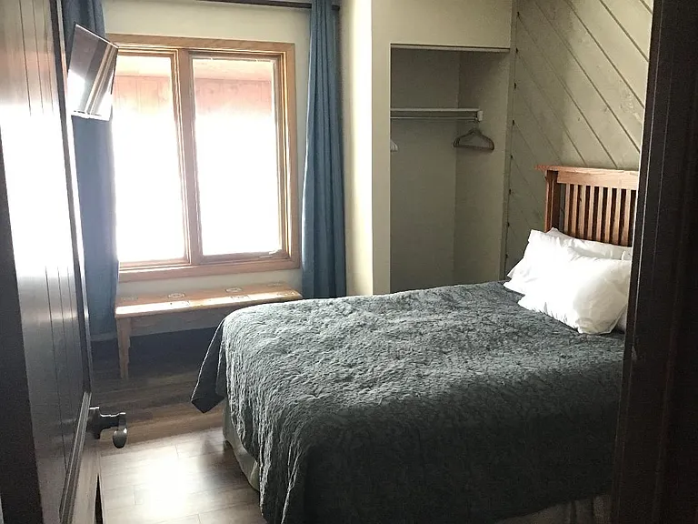 2nd bedroom with queen bed