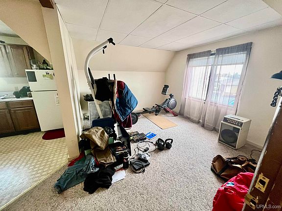 3rd image of 831 S Stephenson Ave