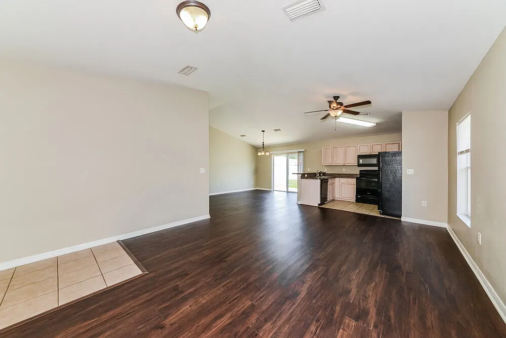 3 bed, 2.0 bath, 1276 sqft, $2,880 — Photo 4
