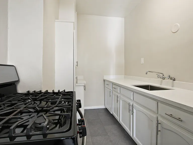 Ancelle Apartments - Studio Kitchen