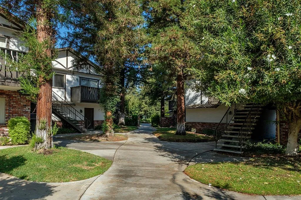 Scottsmen Too Apartments — Photo 3