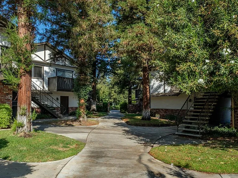 Scottsmen Too Apartments — Photo 3