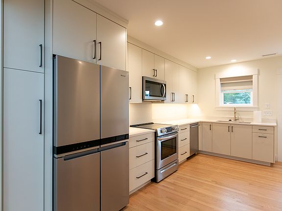 5th image of 412 Riverland Dr #B