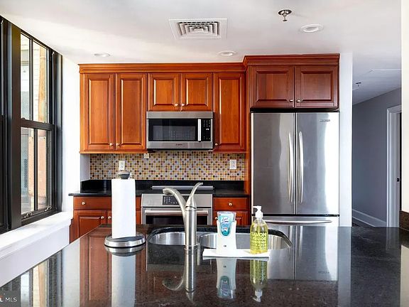 5th image of 1500 Chestnut St APT 20A