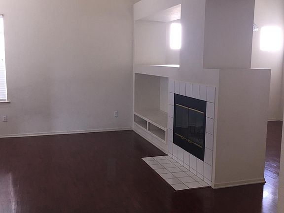3rd image of 952 Campbell Cir
