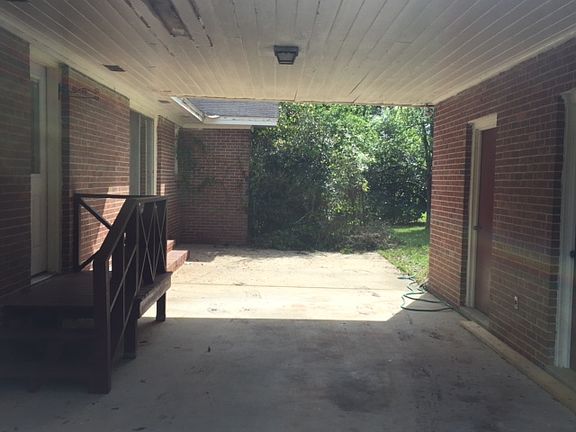 3rd image of 909 Magnolia Dr