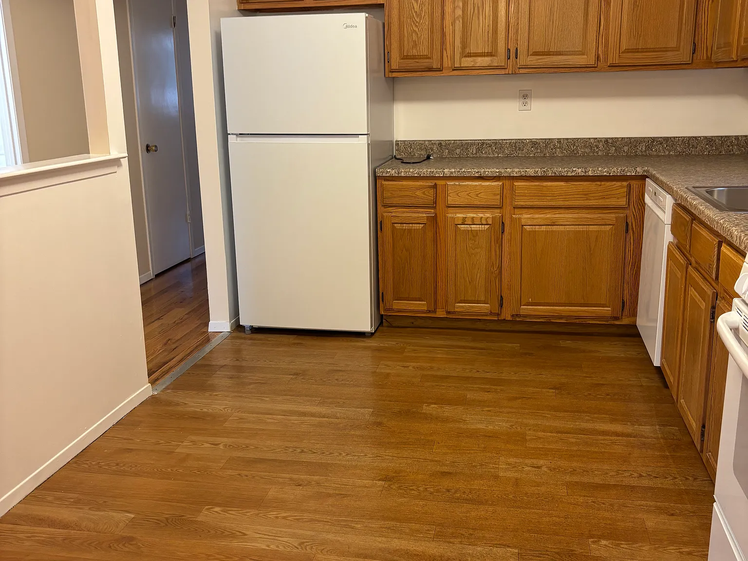 3 bed, 1.5 bath, 1000 sqft, $3,300 — Photo 3