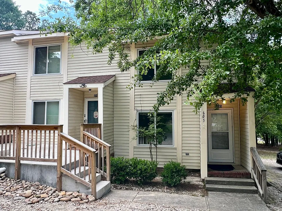 605 Picadilly Sq